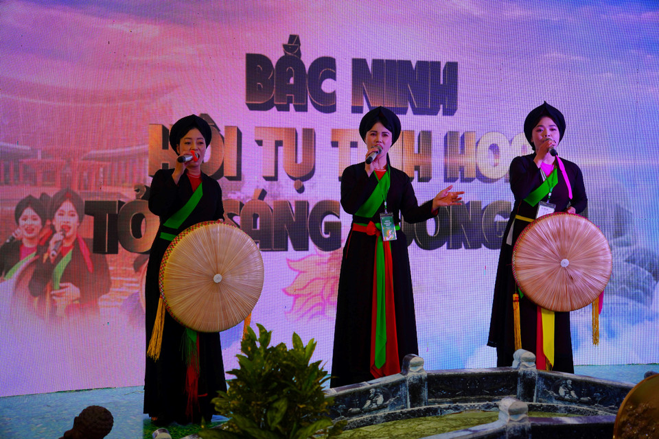 Артисты исполняют народные песни куанхо Бакниня в традиционных костюмах ао тытхан (Фото: Ты Бить Нгок)