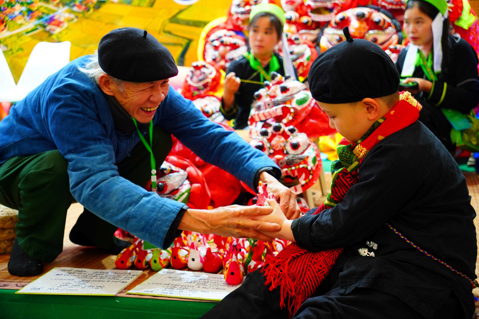 Мастер народности Тай представляет изделие «народная курица» (Фото: Ты Бить Нгок)