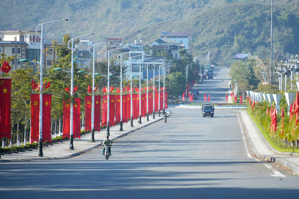 Проспект Лелой — дорога, ведущая к административному центру провинции Лайчау, празднично украшен (Фото: ВИА)