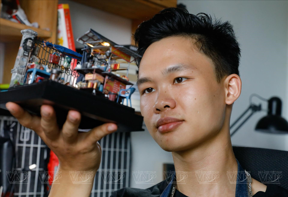 Кыонг тщательно прорабатывает каждую деталь макета (Фото: Журнал „Иллюстрированный Вьетнам“)