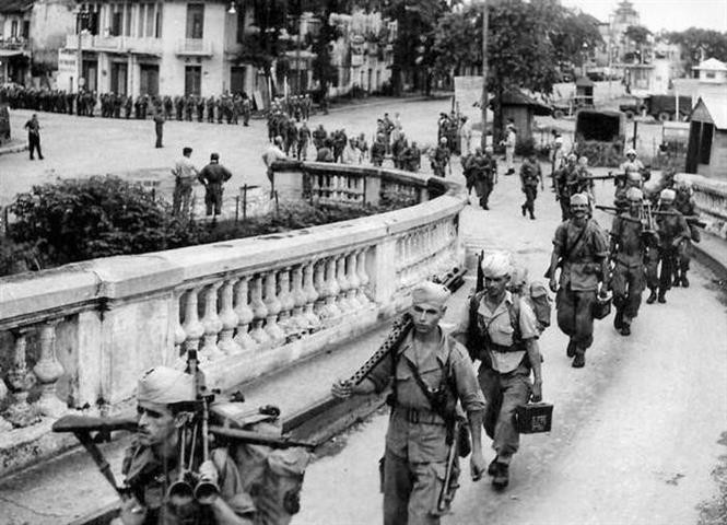 Накануне, вечером 9 октября 1954 года, последние французские солдаты покинули Ханой, перейдя мост Лонгбиен в направлении Хайфона (Фото: архив ВИА)