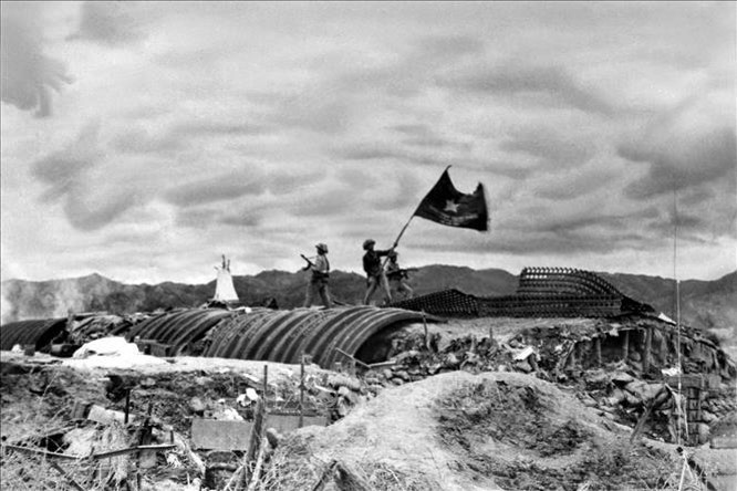В 17 часов 30 минут 7 мая 1954 года знамя «Решительный бой — решительная победа» Народной армии Вьетнама взвилось над бункером де Кастри, ознаменовав победу, «прославившуюся на пяти континентах и потрясшую весь мир», — триумф вьетнамской армии и народа над французскими колонизаторами после 56 дней и ночей героических сражений (Фото: Архив ВИА)