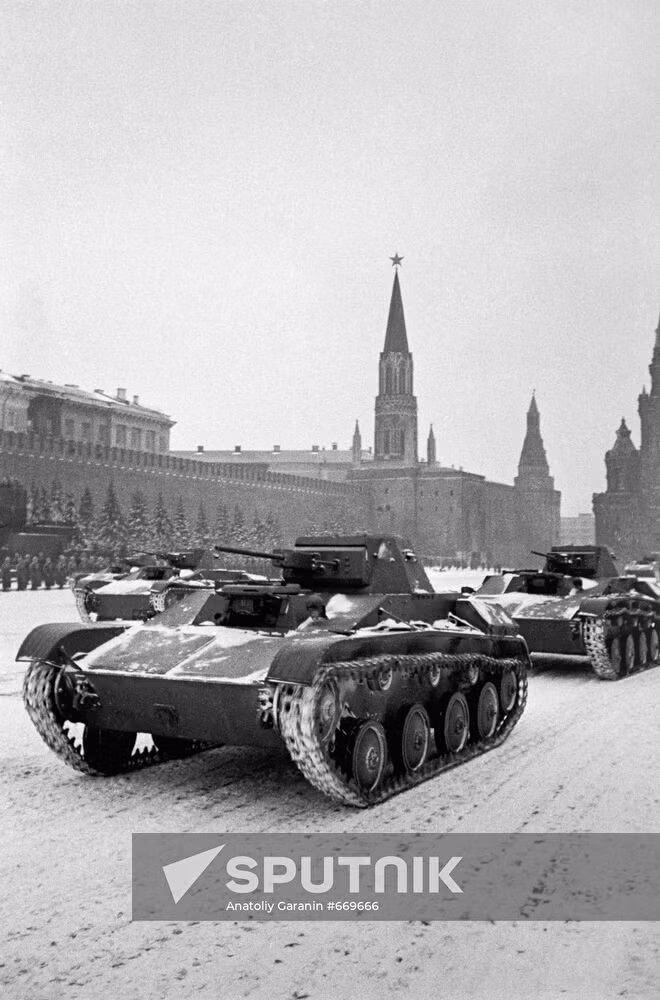 Советские войска направляются прямо на фронт после исторического парада, прошедшего на Красной площади в Москве 7 ноября 1941 года (Фото: Спутник)