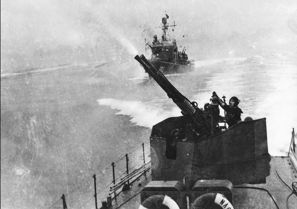 Боевой корабль ВМС Вьетнама отражает налёт американской авиации в Лакчыонг (провинция Тханьхоа), 5 августа 1964 г (Фото: архивы ВМС)