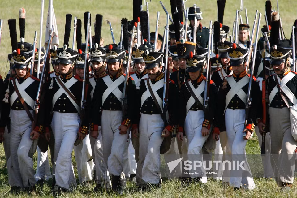 Военно-исторические клубы, реконструирующие Бородинское сражение (1812 год) у села Бородино, Московская область (Фото: Спутник)