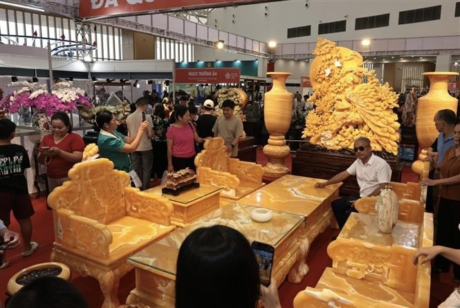 Набор мебели, изготовленный из драгоценных камней (Фото: ВИА)