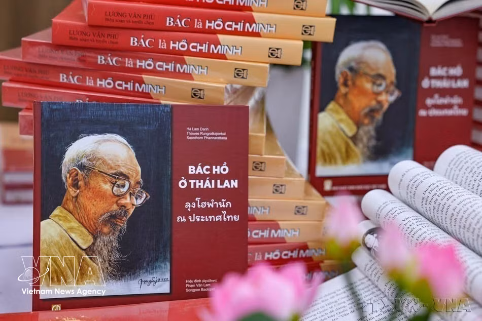 Издательство «Образование Вьетнама» представило две специальные книги о Президенте Хо Ши Мине — «Это Хо Ши Мин» и «Президент Хо Ши Мин в Таиланде». Эти издания, обладающие высокой гуманистической ценностью и тщательно подготовленные, вносят значительный вклад в пополнение материалов о жизни и великой деятельности Президента Хо Ши Мина (Ханой, 30 июля 2025 года) (Фото: ВИА)
