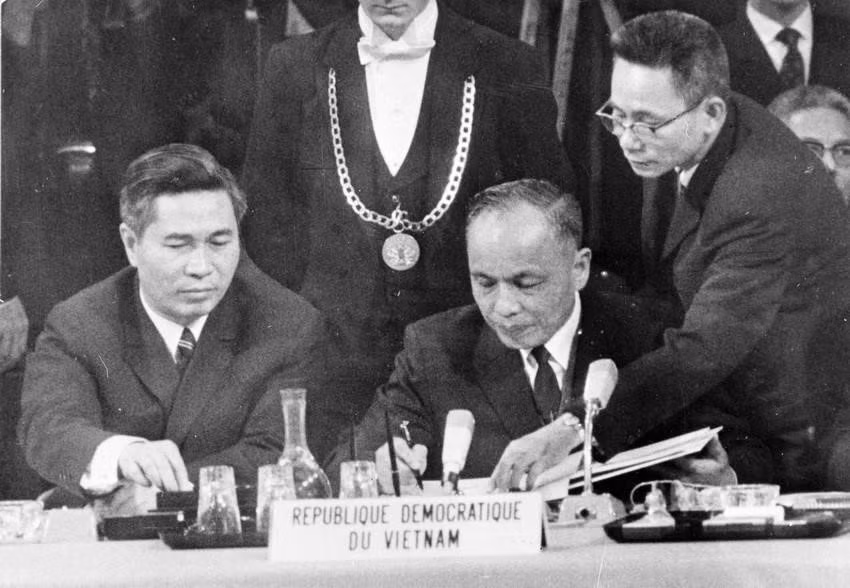 В 1973 году дипломатия Вьетнама добилась успеха, подписав Парижское соглашение о прекращении войны и восстановлении мира во Вьетнаме. США и другие страны признали право вьетнамского народа на самоопределение. На фото: заместитель премьер-министра, министр иностранных дел ДРВ Нгуен Зуй Чинь подписывает Парижское соглашение (Франция, 27 января 1973 г.) (Фото: ВИА)