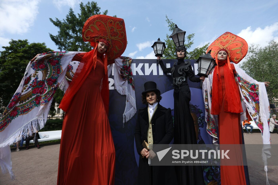 Мужчина в костюме Александра Пушкина позирует на театральном фестивале «ПушкинФест», посвящённом 226-летию со дня рождения поэта, в Юсуповском саду в Санкт-Петербурге (Фото: Спутник)