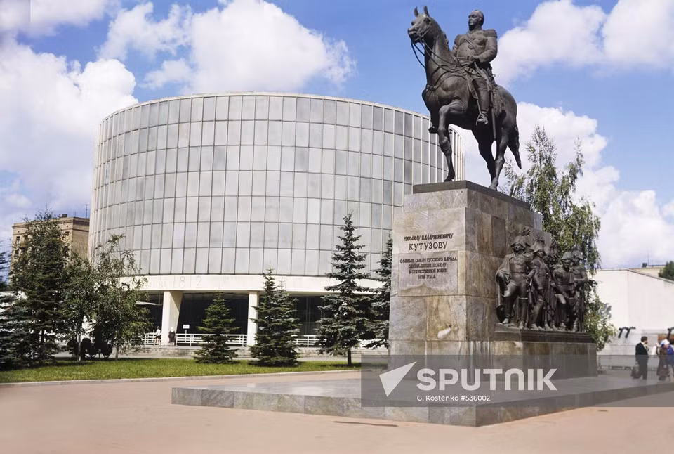 Музей-панорама «Бородинская битва», Кутузовский проспект, 38. Открыт в 1962 году, к 150-летию Бородинского сражения. Здание построено по специальному проекту (архитекторы А. Корабельников, А. Кузьмин, С. Кучанов, инженер-конструктор Ю. Аврутин). Справа от него находится памятник выдающемуся русскому полководцу Михаилу Кутузову. Скульптор — Н. Томский (Фото: Спутник)