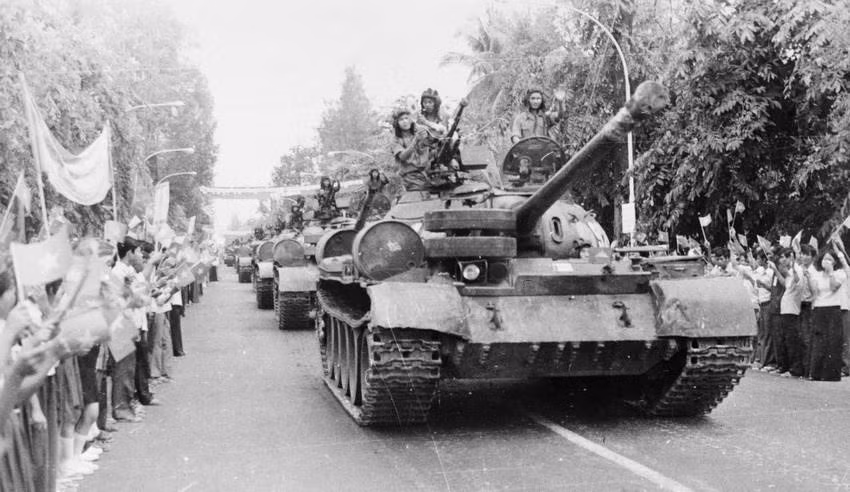 Утром 3 мая 1983 года более 30 тысяч жителей столицы Пномпеня с чувством глубокой признательности и трогательной привязанности провожали бойцов 4-го армейского корпуса — соединения «Кыу Лонг», Вьетнамских добровольческих войск, завершивших выполнение своего международного долга и отправлявшихся на Родину (Фото: ВИА)