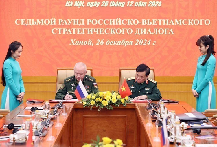 Заместитель министра обороны Вьетнама генерал-полковник Хоанг Суан Тьен и заместитель министра обороны РФ генерал-полковник Александр Фомин подписали документ, являющийся основой для реализации будущего оборонного сотрудничества (Ханой, 26 декабря 2024 года) (Фото: ВИА)