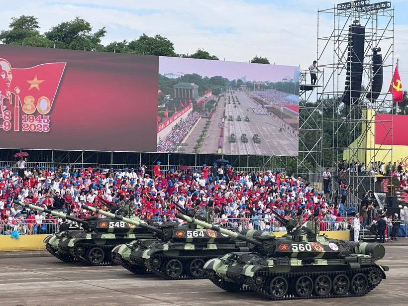 Колонна бронетанковой техники на параде на площади Бадинь (Фото: ВИА)