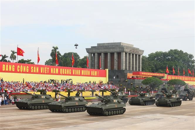 Самоходная артиллерийская установка СУ-152 проходит торжественным маршем мимо трибуны (Фото: ВИА)