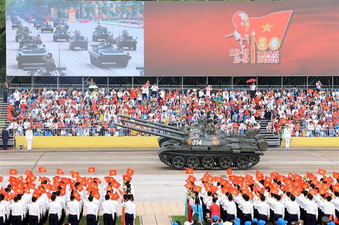 Колонна бронетанковой техники на параде на площади Бадинь (Фото: ВИА)