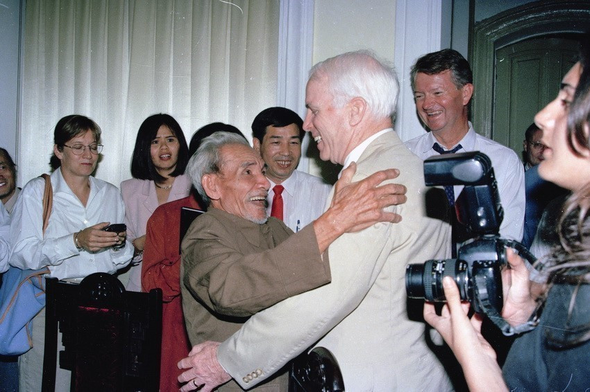 13 ноября 1996 года в Ханое американский сенатор Джон Маккейн встречается с господином Май Ван Он — человеком, который 29 лет назад (26 октября 1967 г.) спас его после того, как его самолёт A-4 Skyhawk был сбит над озером Чукбать (Фото: ВИА)