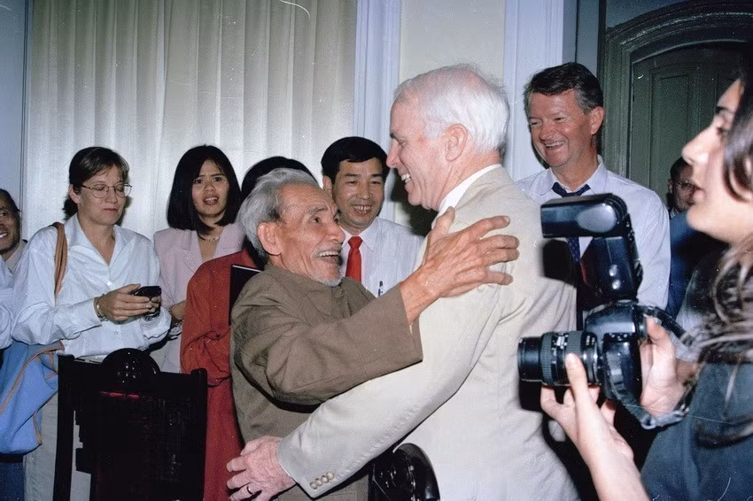 13 ноября 1996 года в Ханое американский сенатор Джон Маккейн встречается с господином Май Ван Он — человеком, который 29 лет назад (26 октября 1967 г.) спас его после того, как его самолёт A-4 Skyhawk был сбит над озером Чукбать (Фото: ВИА)