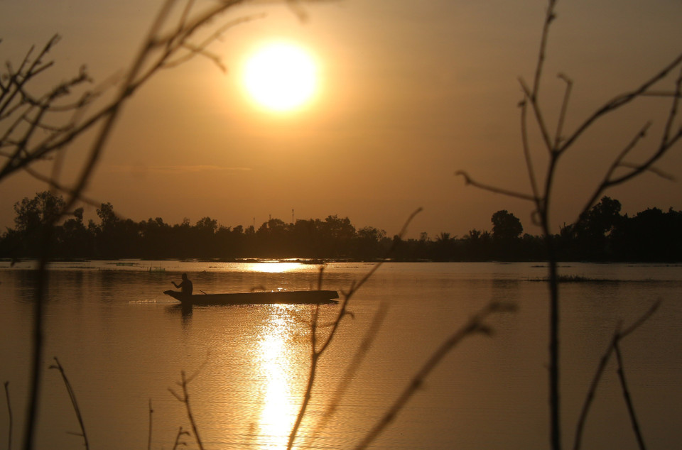 Ловля рыбы с помощью «донов» на затопленных полях коммуны Виньвьен, город Кантхо (Фото: ВИА)