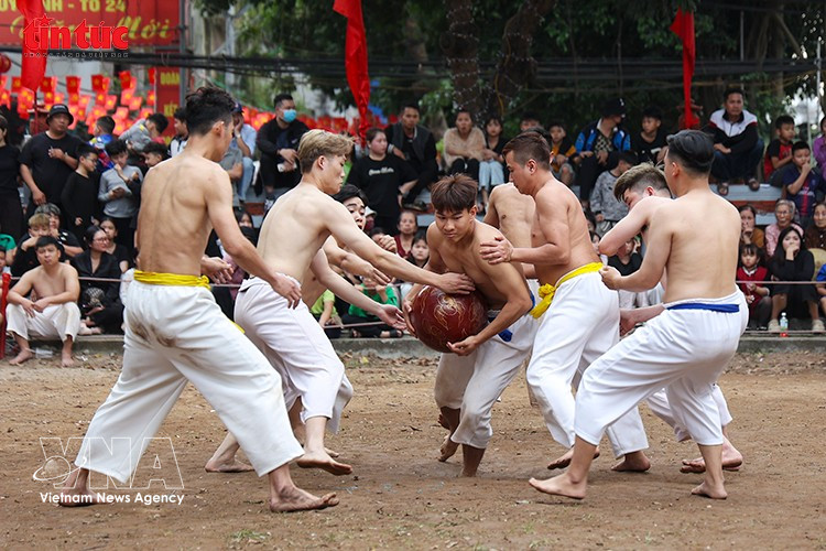 Напряжённые и упорные моменты борьбы за мяч между командами (Фото: Baotintuc)