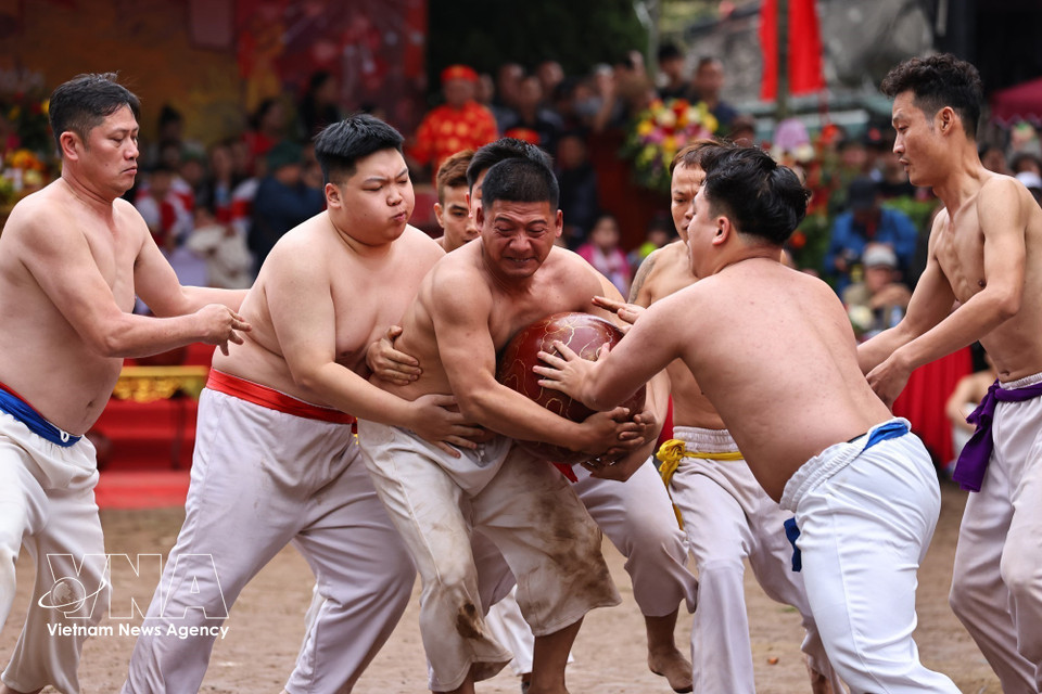 Напряжённые и упорные моменты борьбы за мяч между командами (Фото: ВИА)