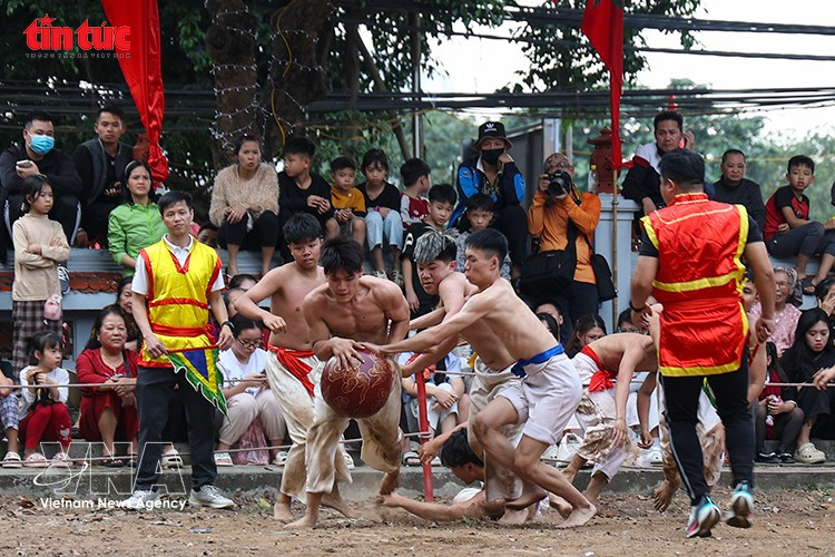 Напряжённые и упорные моменты борьбы за мяч между командами (Фото: Baotintuc)