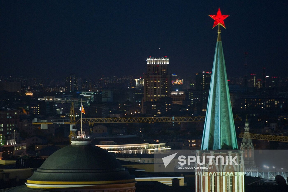 Вид на Никольскую башню и купол Сенатского дворца со штандартом Президента (Фото: Спутник)