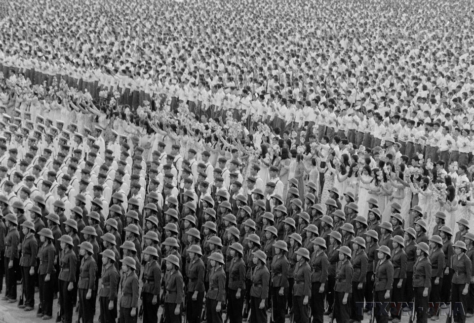 Митинг, военный парад и демонстрация, посвящённые 30-летию основания Демократической Республики Вьетнам утром 2 сентября 1975 года, собрали более 400 000 жителей и бойцов, а также свыше 600 иностранных делегатов (Фото: ВИА)