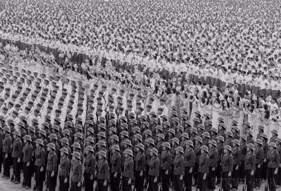 Митинг, военный парад и демонстрация, посвящённые 30-летию основания Демократической Республики Вьетнам утром 2 сентября 1975 года, собрали более 400 000 жителей и бойцов, а также свыше 600 иностранных делегатов (Фото: ВИА)