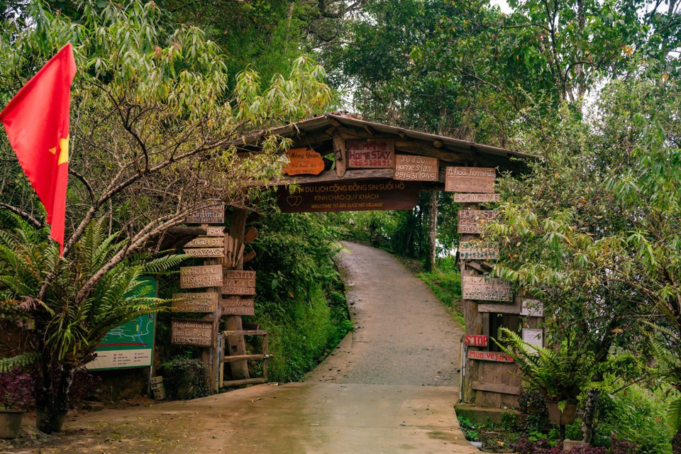 Скрытая на середине склона горы Сон-бак-май, на высоте более 1 500 м над уровнем моря и примерно в 30 км от города Лайчяу, деревня Син-суой-хо (коммуна Син-суой-хо, провинция Лайчяу) пленяет любителей путешествий величественными природными ландшафтами и прохладным климатом. (Фото: Вьетнам+)