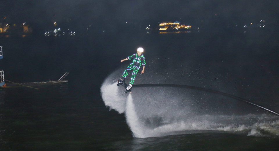 Номер с передвижением по поверхности воды вызвал у жителей Донгная неожиданность и восторг (Фото: ВИА)