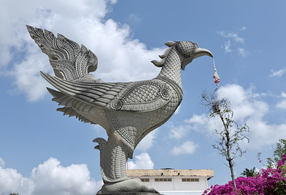 Скульптуры мифических существ перед главным храмом, отражающие архитектурные особенности кхмерских пагод региона Байнуй (Фото: ВИА)