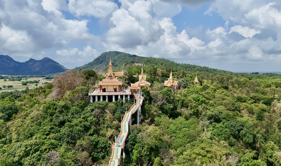 Пагода утопает в зелени, создавая атмосферу спокойствия и умиротворения (Фото: ВИА)