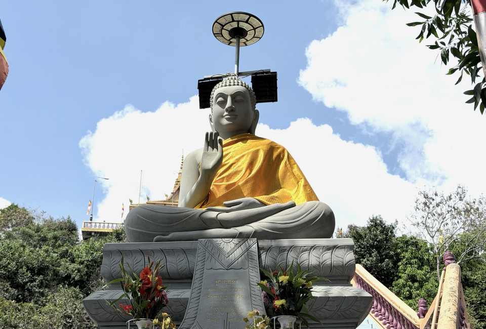 Торжественная статуя Будды внутри пагоды привлекает множество верующих и посетителей (Фото: ВИА)
