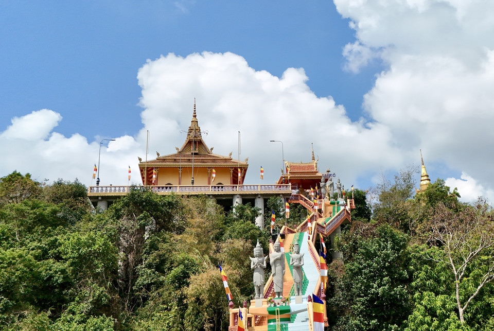 Яркая лестница, ведущая к главному храму, отражает характерные черты архитектуры кхмерских пагод юга Вьетнама (Фото: ВИА)