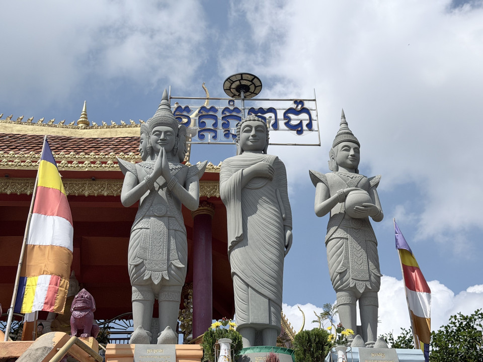 Статуи Будды с ярко выраженными чертами южновьетнамской кхмерской традиции внутри пагоды (Фото: ВИА)