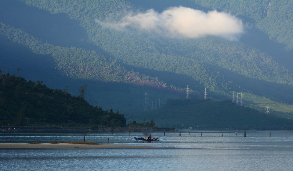Пейзаж лагуны Лапан несколько раз меняется в течение дня, раскрывая спокойную и величественную красоту природы (Фото: ВИА)
