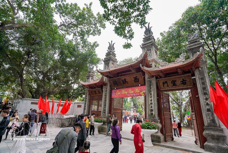 Жители посещают храм Войфук (западный страж) по случаю праздника Тэт Бинь Нго (Фото: ВИА)