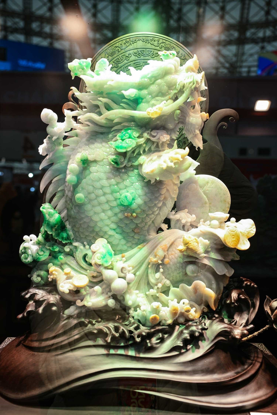 Благодаря богатству форм, изысканности исполнения и разнообразию цен экспозиция изделий из драгоценных камней вновь привлекла большое число посетителей Весенней ярмарки 2026 года (Фото: ВИА)