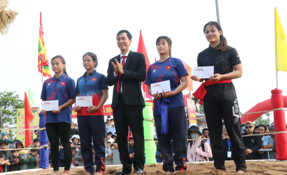 Награждение женщин-борцов, участвующих в традиционном борцовском празднике деревни Шинь (Фото: ВИА)