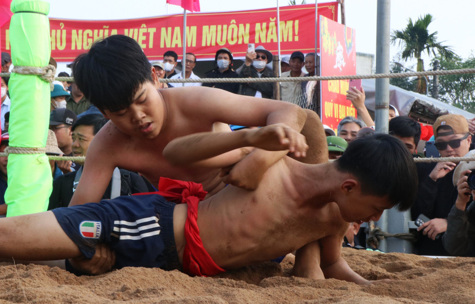 Особенность борцовского праздника деревни Шинь заключается в том, что принять участие в состязаниях может любой желающий, не обязательно житель этой местности (Фото: ВИА)