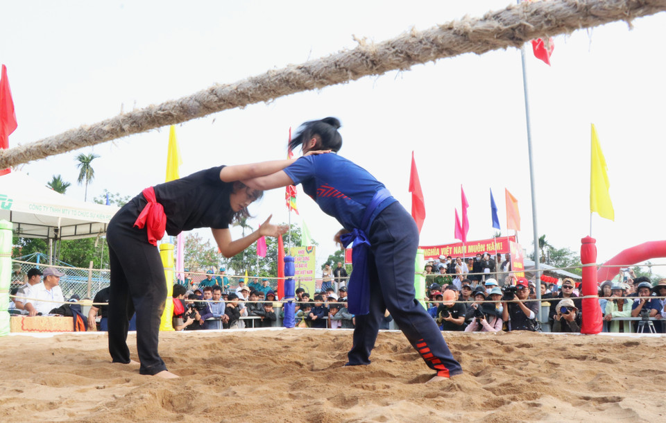 В показательных поединках на открытии борцовского праздника деревни Шинь также принимают участие национальные чемпионы и молодые спортсменки-борцы, ранее завоёвывавшие медали (Фото: ВИА)