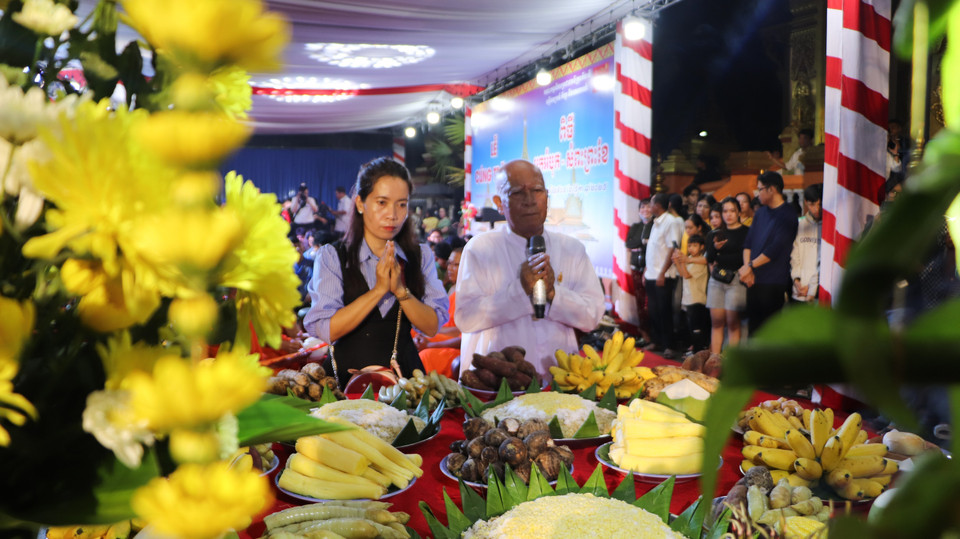 Представители народа Кхмеров совершают обряд поклонения Луне (Фото: ВИА)