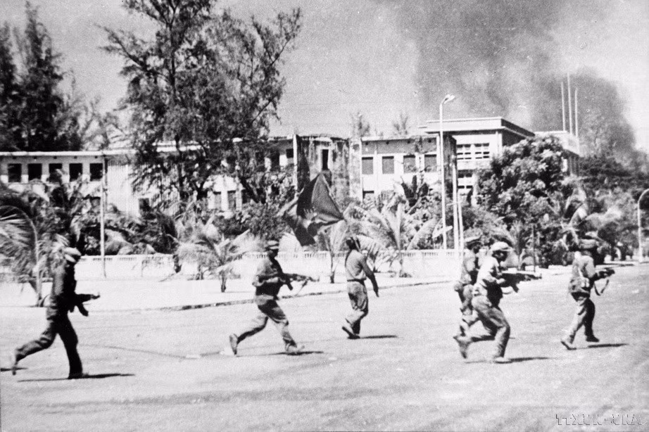 Полдень 7 января 1979 года, революционные вооружённые силы Камбоджи совместно с Вьетнамскими добровольческими войсками вошли в освобождённую столицу Пномпень, свергли геноцидный режим Пол Пота, возродили страну и открыли ей светлое будущее (Фото: ВИА)