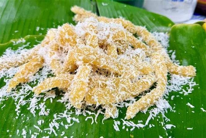 Пирожное бань там кхоай ми, приготовленное из натертого маниока (кассавы), смешанного с кокосовым молоком, сахаром и тапиоковым крахмалом (Фото: ВИА)
