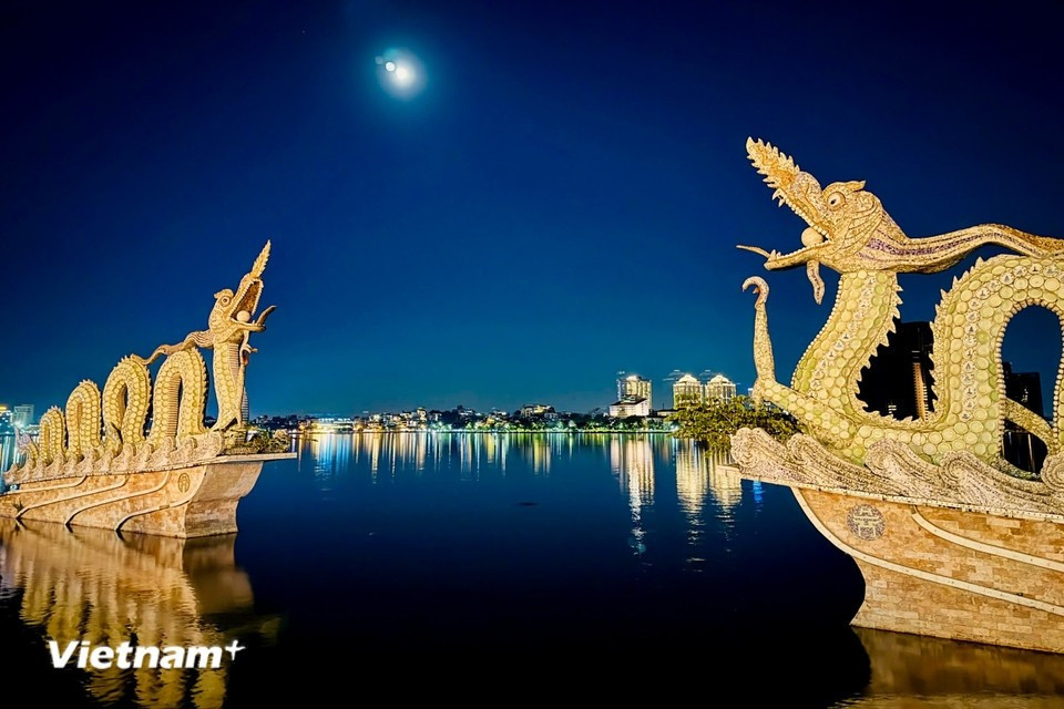 Озеро Тэй ночью дарит таинственную и романтичную красоту, с тихим пространством и великолепными видами (Фото: Вьетнам+)