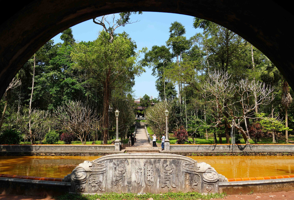 Дорога к Главному залу пагоды Ты-хьеу (квартал Тхюи-суан, город Хюэ), вид от главных ворот (Фото: ВИА)