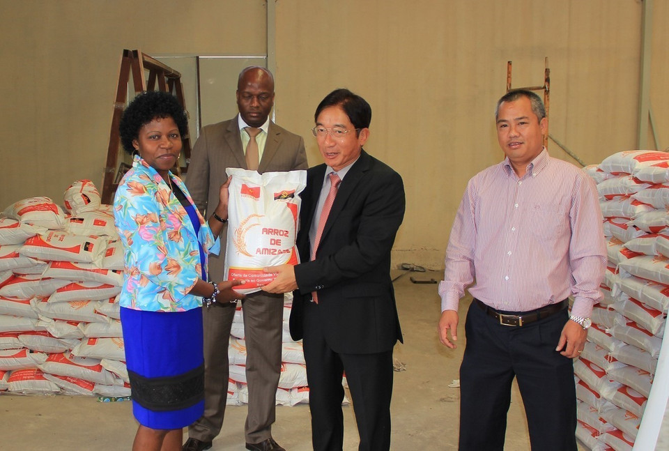 Посол Вьетнама До Ба Кхоа передаёт 25 тонн «дружеского» риса на сумму более 25 000 долларов США, собранных и приобретённых вьетнамской общиной, для поддержки 2 500 семей ангольских беженцев, вернувшихся на родину перед Рождеством и Новым годом 2015 г. (Фото: ВИА)