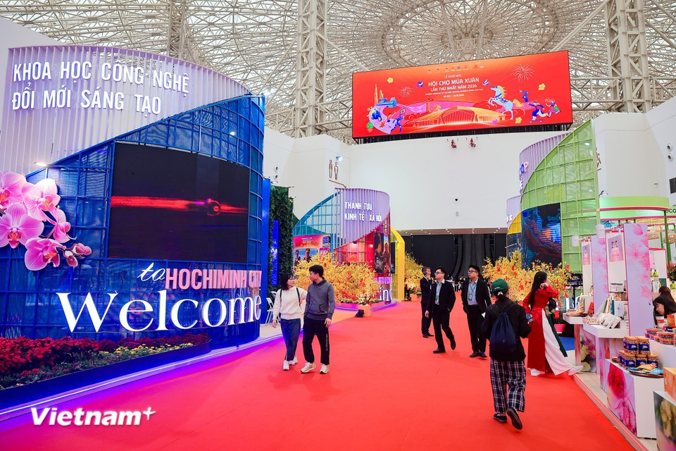 Здесь также демонстрируется видение развития умного и устойчивого мегаполиса, а посетителям предлагаются интерактивные мероприятия, посвящённые традициям южновьетнамского Тэта (Фото: Вьетнам+)