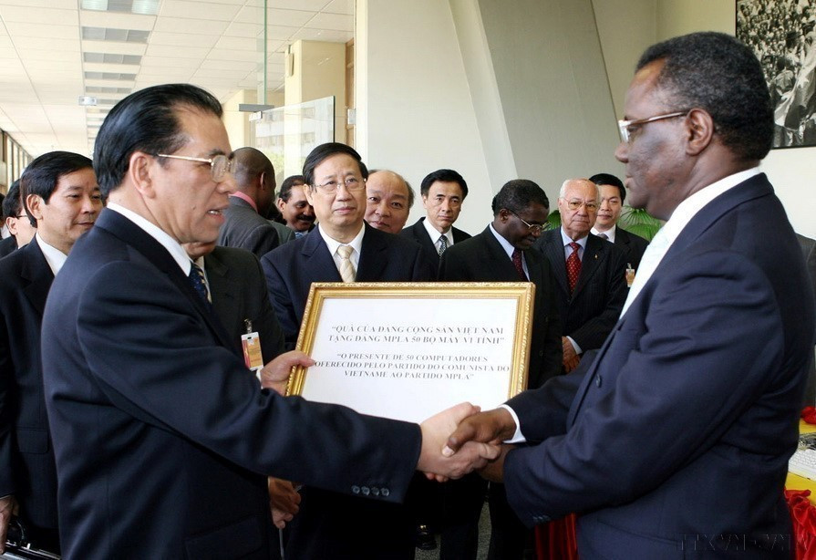 Генеральный секретарь ЦК КПВ Нонг Дык Мань вручает 50 комплектов компьютеров Коммунистической партии Вьетнама партии Народное движение за освобождение Анголы (МПЛА) (Луанда, апрель 2008 г.) (Фото: ВИА)