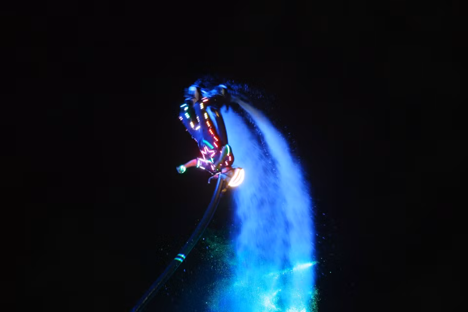 Спортсмен Flyboard выполняет акробатические элементы в воздухе благодаря водяной тяге (Фото: ВИА)